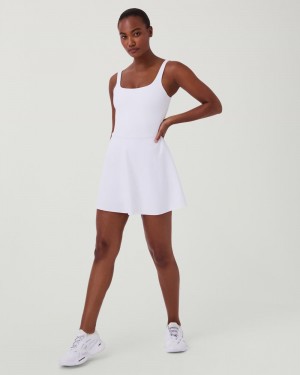 Šaty Spanx The Get Moving Square Neck Tank, 30.5" Bílé | 8647312-XK