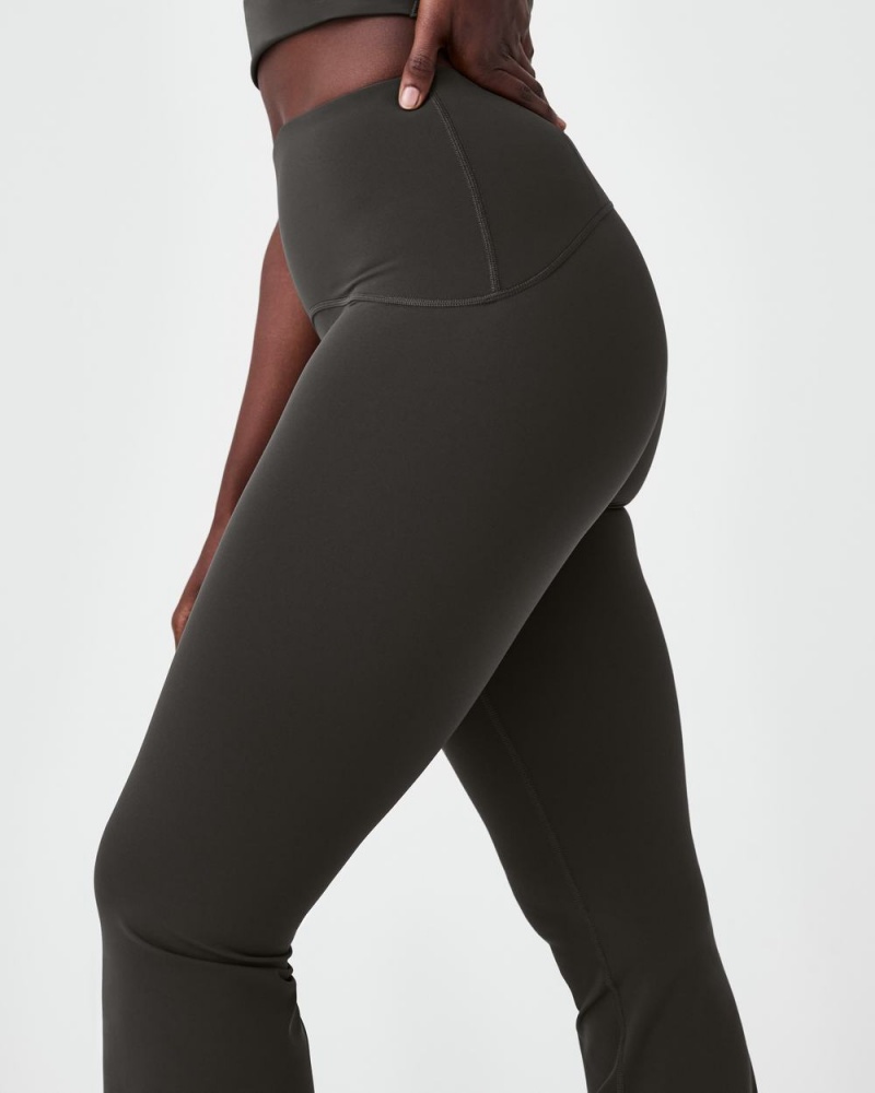 Legíny Spanx Booty Boost® Flare Jóga Olivy Zelené | 7548036-ML