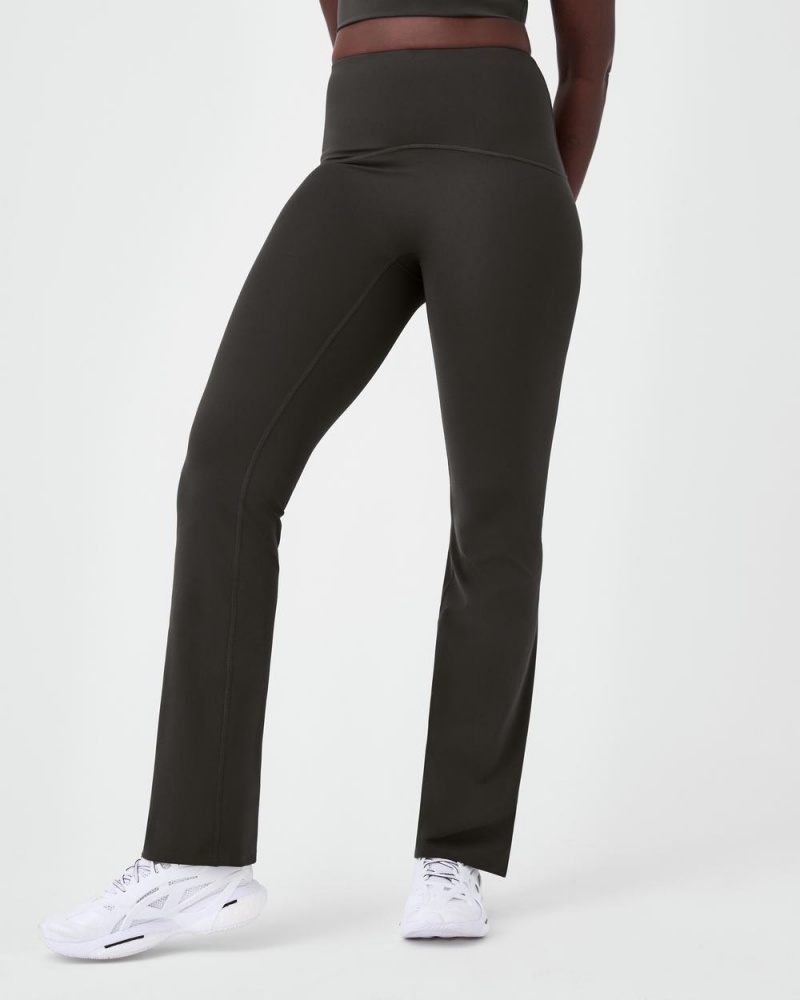 Legíny Spanx Booty Boost® Flare Jóga Olivy Zelené | 7548036-ML
