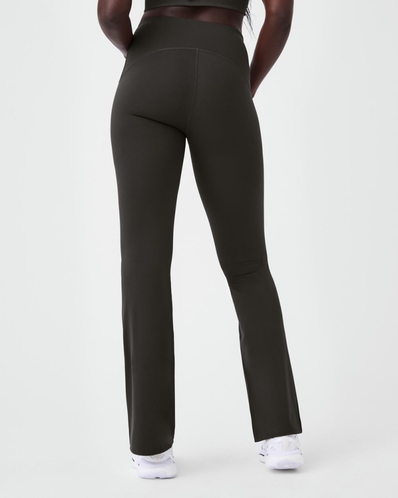 Legíny Spanx Booty Boost® Flare Jóga Olivy Zelené | 7548036-ML